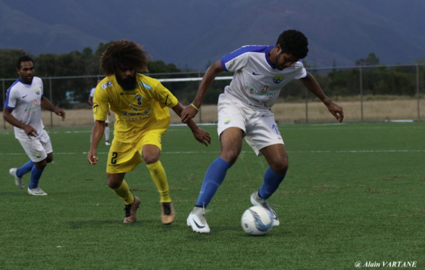 Photos : Alain VARTANE. Jordy Gony, pièce maîtresse du milieu de terrain de Hienghène Sport. Photos : Alain VARTANE. Jordy Gony, pièce maîtresse du milieu de terrain de Hienghène Sport.