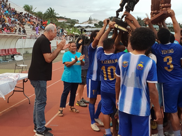 Le nouveau Président de la FCF Gilles TAVERGEUX (ici à gauche), a remis samedi le trophée de la COUPE de CALEDONIE 2020, aux côtés de Valentine EURISOUKE, membre du Gouvernement. Photo : FCF