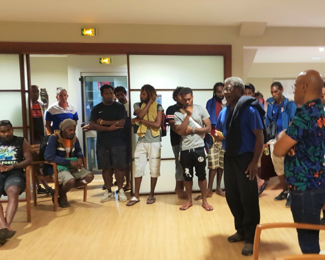 Une coutume remerciée par Jean-Pierre DJAIWE, Président de Hienghène Sport. Photo : FCF Une coutume remerciée par Jean-Pierre DJAIWE, Président de Hienghène Sport. Photo : FCF