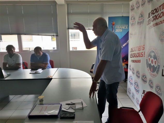 Gilles TAVERGEUX, ce mardi, en discussion avec le personnel de la FCF au siège de la Fédération. Gilles TAVERGEUX, ce mardi, en discussion avec le personnel de la FCF au siège de la Fédération.