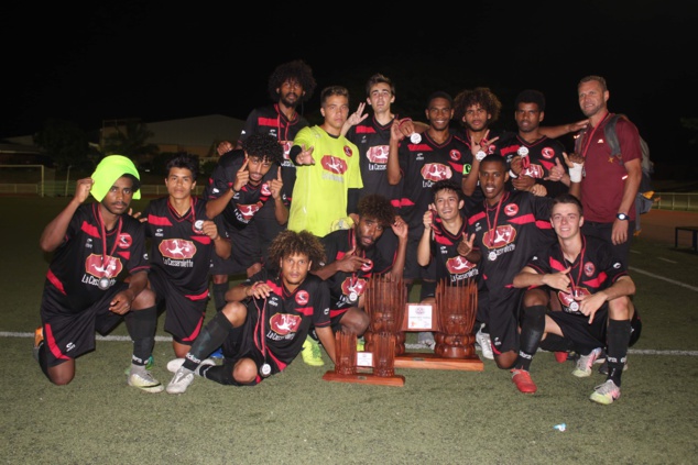 La jeune équipe U18 du Mont-Dore et son entraîneur Patrick DAIKE (en haut à droite), ont reçu le trophée FCF du Champion U18 ce samedi. Crédit Photo : ASMD