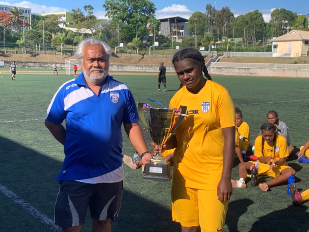 Le Président du Comité Sud - Joanes SUKEMI - a remis le trophée U18 aux filles de l'Olympique. Le Président du Comité Sud - Joanes SUKEMI - a remis le trophée U18 aux filles de l'Olympique.