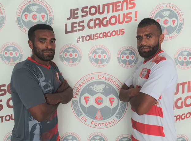 Les frères WAKANUMUNE - Joël et Loïc - emblématiques joueurs cagous, ici avec le maillot de la Sélection A, en vente dès maintenant sur la BOUTIQUE en ligne FCF et à l'Accueil FCF (Quartier Latin).