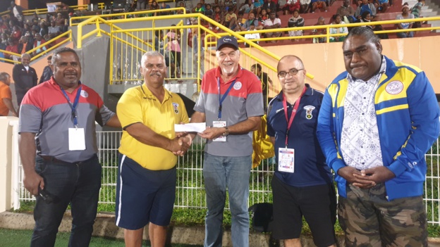 L'AS Magenta - en déplacement à Lifou samedi - a également reçu son aide financière, un chèque remis notamment par le Président de la Fédération, Gilles TAVERGEUX.