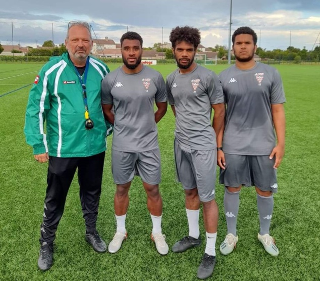 En photo : Thierry SARDO, le nouveau coach de Cognac, entouré de ses trois recrues calédoniennes.