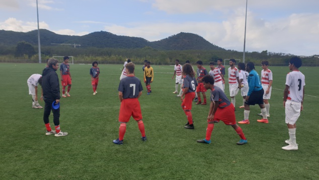 Didier BLANC (à gauche), responsable de la Section Sportive du Lycée DO KAMO, fait partie du staff technique présent cette semaine aux côtés de la Direction Technique FCF pour encadrer le groupe de joueurs présélectionné.