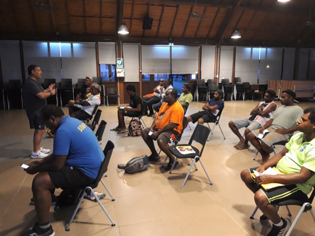 Michel BERBECHE (debout, à gauche), était à Lifou en avril dernier afin de présenter la Formation BMF 2022 aux éventuels futur(e)s stagiaires, aux Clubs, Comités, et Institutions.