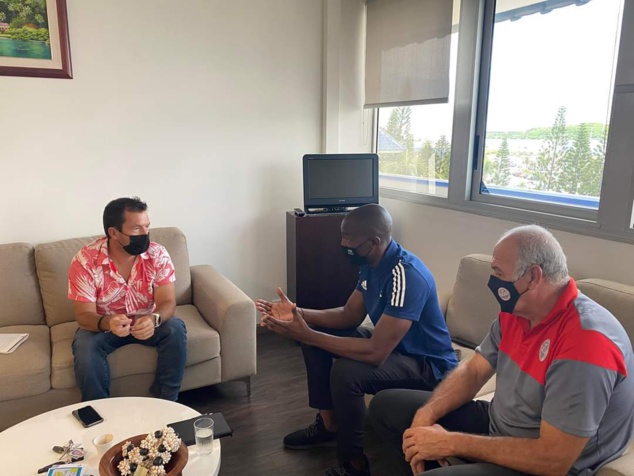 Francis MOLASOKO est également allé à la rencontre des Instances politiques du Pays. Ici, en entretien avec Monsieur BRIAL.