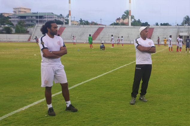 Dominique WACALIE (à gauche) et son adjoint Pierre WAJOKA (à droite) guideront les cagous lors des Qualifications OFC à la Coupe du Monde de la FIFA 2022. Crédit Photo : FCF.