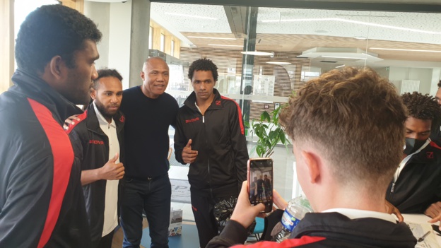 Antoine KOMBOUARE rend visite aux cagous / Sélection A Antoine KOMBOUARE rend visite aux cagous / Sélection A