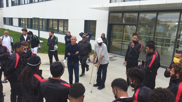 Discussion entre Antoine KOMBOUARE et les joueurs de la Nouvelle-Calédonie. Photo : FCF Discussion entre Antoine KOMBOUARE et les joueurs de la Nouvelle-Calédonie. Photo : FCF