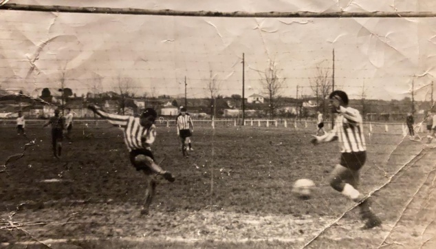 WAMOKA WACALIE, ici buteur en Coupe de France contre le FC NANTES de l'époque. Un exploit qui aura marqué sa jeune carrière, avant de devenir entraîneur par la suite lors de son retour au pays.