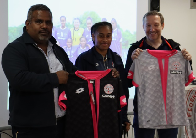 Remise officielle des tenues de l'Académie | Académie Féminine FCF - Promotion 2023 Remise officielle des tenues de l'Académie | Académie Féminine FCF - Promotion 2023
