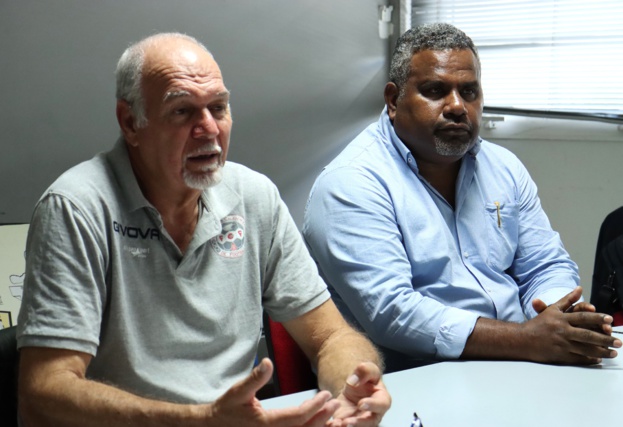 Le Président de la FCF - Gilles TAVERGEUX - et le 2ème vice-président Marcel UNË, ont pris la parole ce jeudi devant la presse, pour une mise au point sur l'Arbitrage, suite à la médiatisation récente de l'incident survenu à Maré en Coupe de Calédonie. Photo FCF