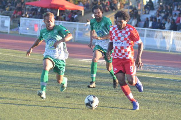 Crédit Photo : Pierre GUILLOT | L'AS KUNIE et le CA SAINT-LOUIS se sont livrés une bien belle bataille à Boulari ce samedi en Coupe de Calédonie. L'équipe de l'île des Pins a dû s'arracher pour s'en sortir face à Saint-Louis en prolongations.