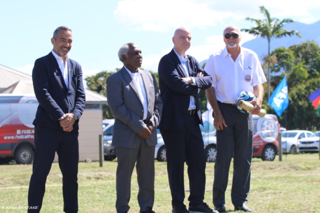 Youri DJORKAEFF, ici à gauche aux côtés du Président de l'OFC Lambert MALTOCK. Le Champion du Monde 98 était présent avec la délégation de la FIFA. Photo : A.Vartane