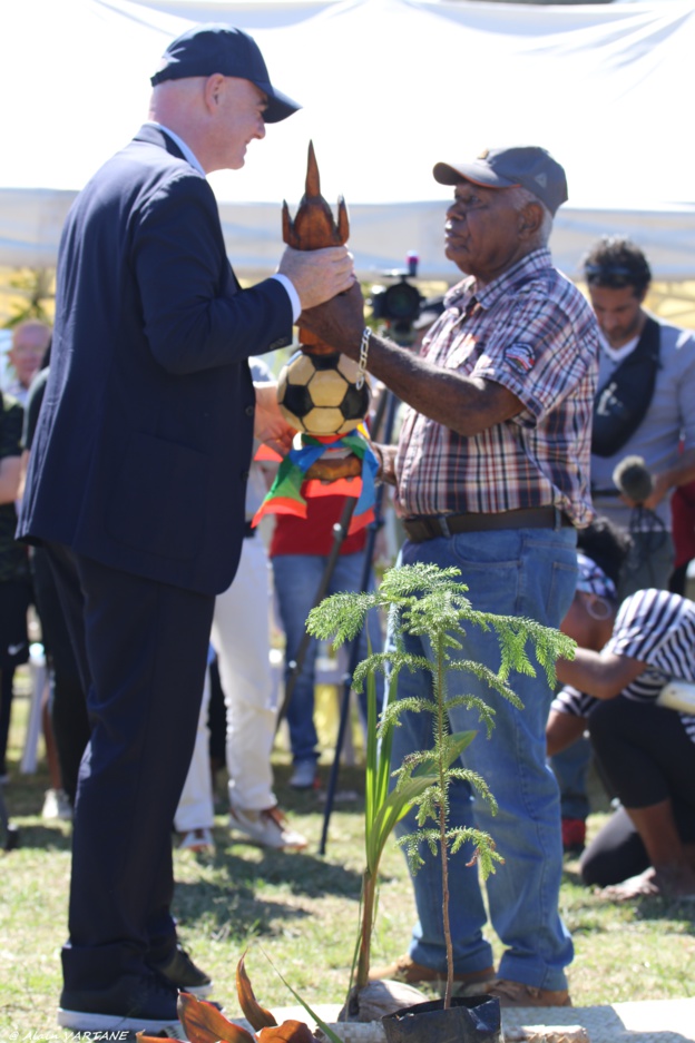 La visite était aussi celle de l'inauguration officielle par la FIFA du siège de la Fédération au Centre fédéral de PAÏTA, en présence notamment des Coutumiers de PAÏTA
