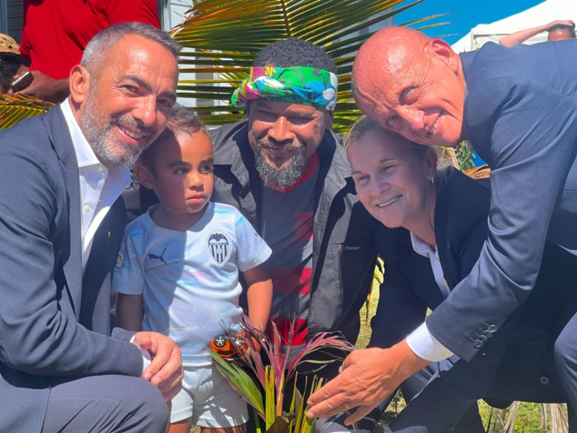 Le papa de Koba - Monsieur KOINDREDI - ici au centre, lors de la visite de la FIFA au Centre Technique FCF de PAÏTA l'an passé. Le papa de Koba est un sculpteur connu au Pays. Crédit Photo : FCF