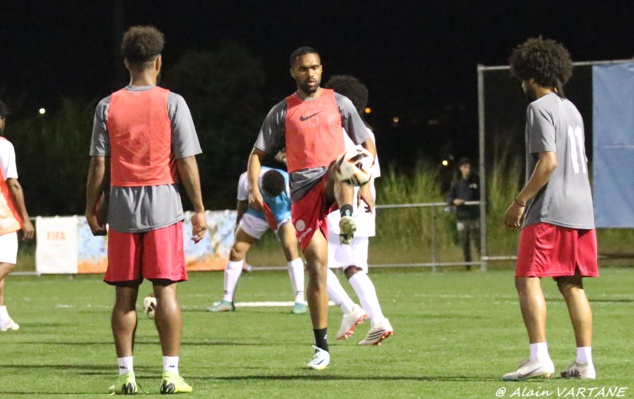 Abiezer Jekob JENO (de face) avait de grande chance de faire partie du groupe pour le Vanuatu. Partie remise pour le joueur professionnel de L2. Abiezer Jekob JENO (de face) avait de grande chance de faire partie du groupe pour le Vanuatu. Partie remise pour le joueur professionnel de L2.