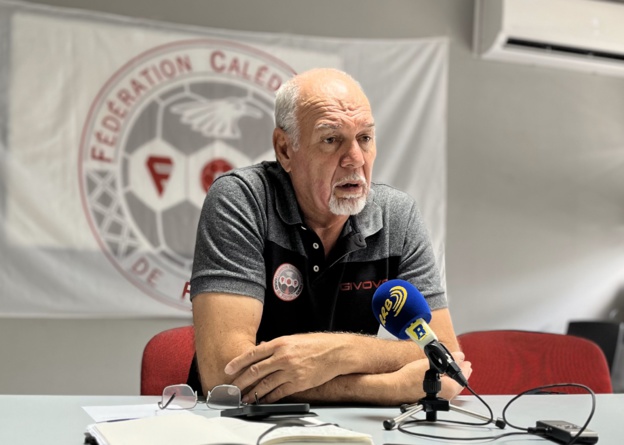 Le Président de la FCF - Gilles TAVERGEUX - face à la presse, ce matin au siège de la FCF Le Président de la FCF - Gilles TAVERGEUX - face à la presse, ce matin au siège de la FCF