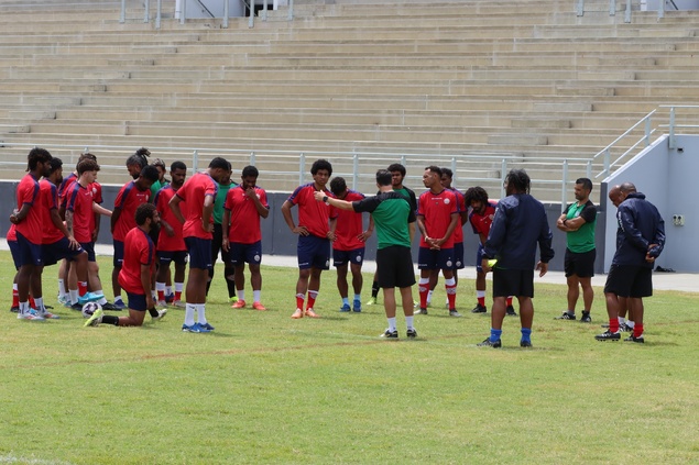 Le coach SIDANER avec son groupe, lors de la 1ère séance programmée sur Port Moresby (ce mardi) Le coach SIDANER avec son groupe, lors de la 1ère séance programmée sur Port Moresby (ce mardi)