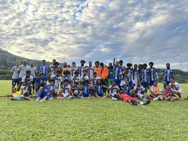 L'équipe U20 sur le terrain de Hienghène, ce mardi. L'équipe U20 sur le terrain de Hienghène, ce mardi.