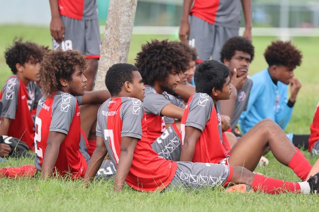 Les U16 calédoniens à l'écoute de leur coach Francis WATRONE, en match de préparation à Nouméa. Les U16 calédoniens à l'écoute de leur coach Francis WATRONE, en match de préparation à Nouméa.