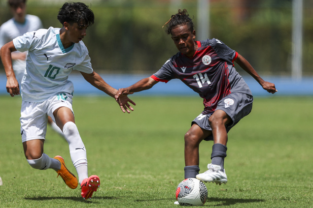 Belle "perf" des U16 cagous face aux U16 "All Whites". Crédit Photo : OFC via Phototek NZ