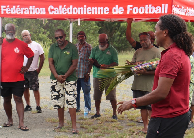 Dominique WACALIE, Directeur Technique FCF, a mis en place cette journée d'accueil avec les parents et les académistes. De quoi en premier lieu "faire la coutume" aux coutumiers de PAÏTA. Crédit Photos : FCF