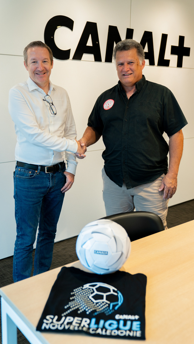Le Directeur Général de Canal+ Calédonie - Monsieur Franck CARPENTIER - et le Président de la FCF - Monsieur Steeve LAIGLE - officialisent la continuité des diffusions TV des matchs de Super Ligue sur PACIFIC+ jusqu'en 2027. Crédit Photo : C+