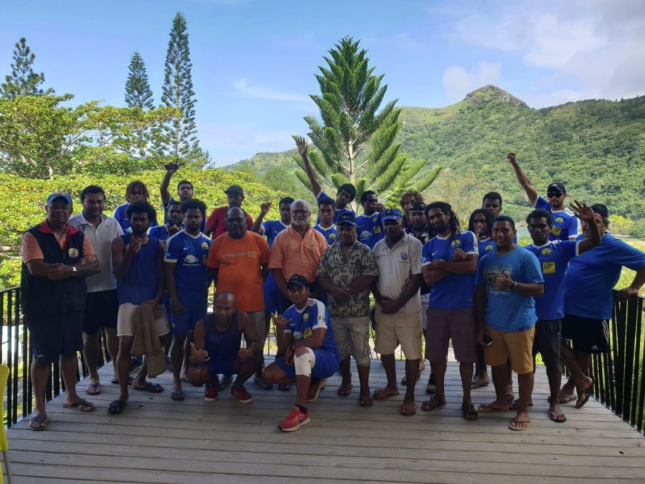 En photos : la COUTUME de bienvenue aux équipes de Malampa, Tefana et Toti City (photos OFC) + Coutume de l’équipe de Hienghène Sport à la mairie de Hienghène (en présence des 2 grands chefs et du maire, photo FCF)