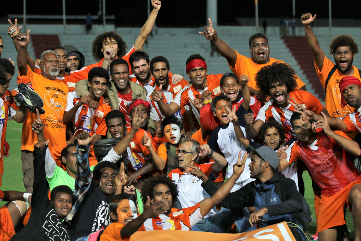 Mone WAMOWE (en haut sur la gauche), vainqueur avec l'AS LOSSI de la Coupe de Calédonie 2017... En finale face à Hienghène Sport (2-1)