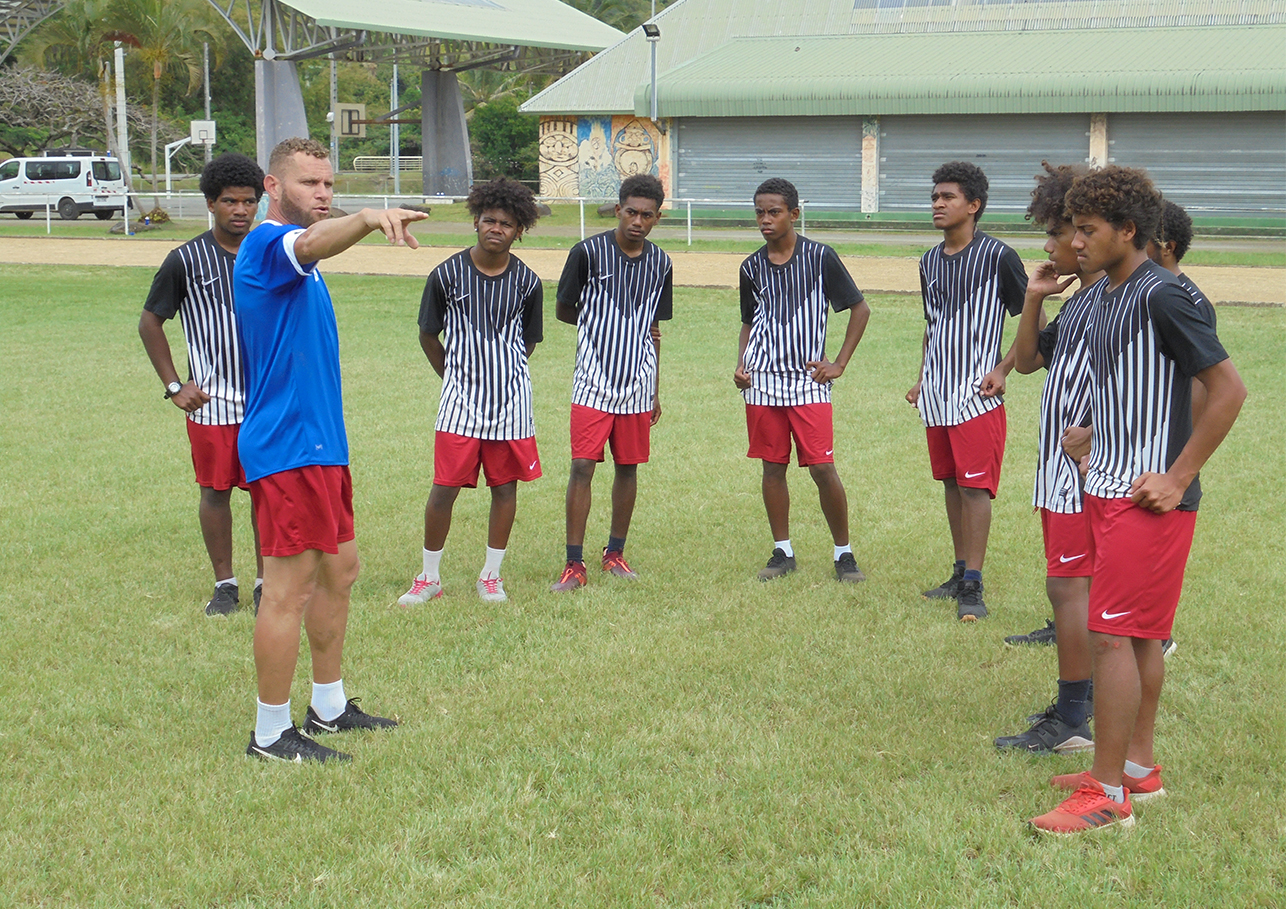 Le Sélectionneur adjoint U16 - Patrick DIAIKE, ancien international cagou - ici en discussion "tactique" avec les joueurs / Photo : FCF, Cyril Bitaud
