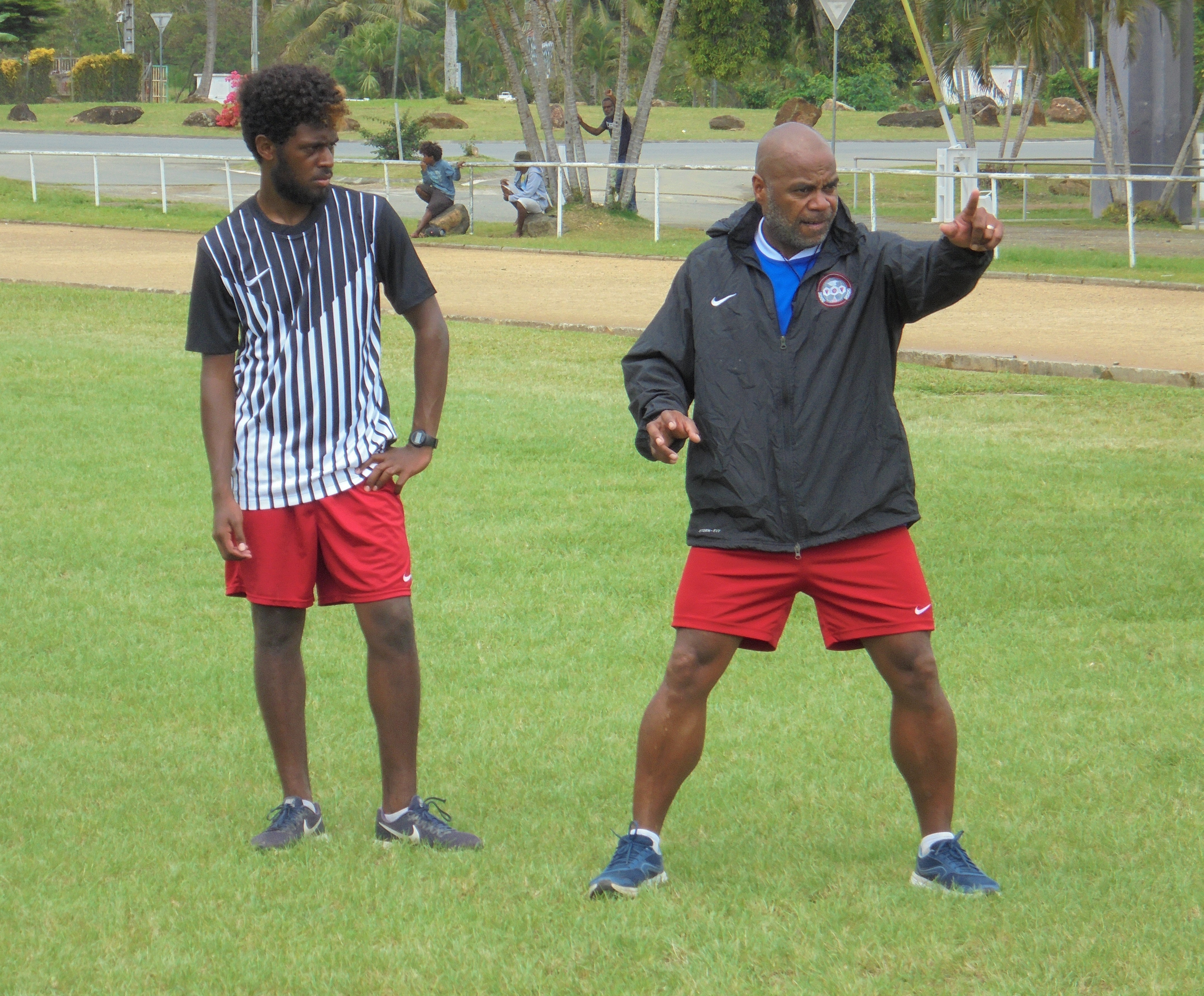 Le coach Pierre WAJOKA en séance, qui donne les consignes de placements à ses joueurs. Photo FCF / Photo FCF