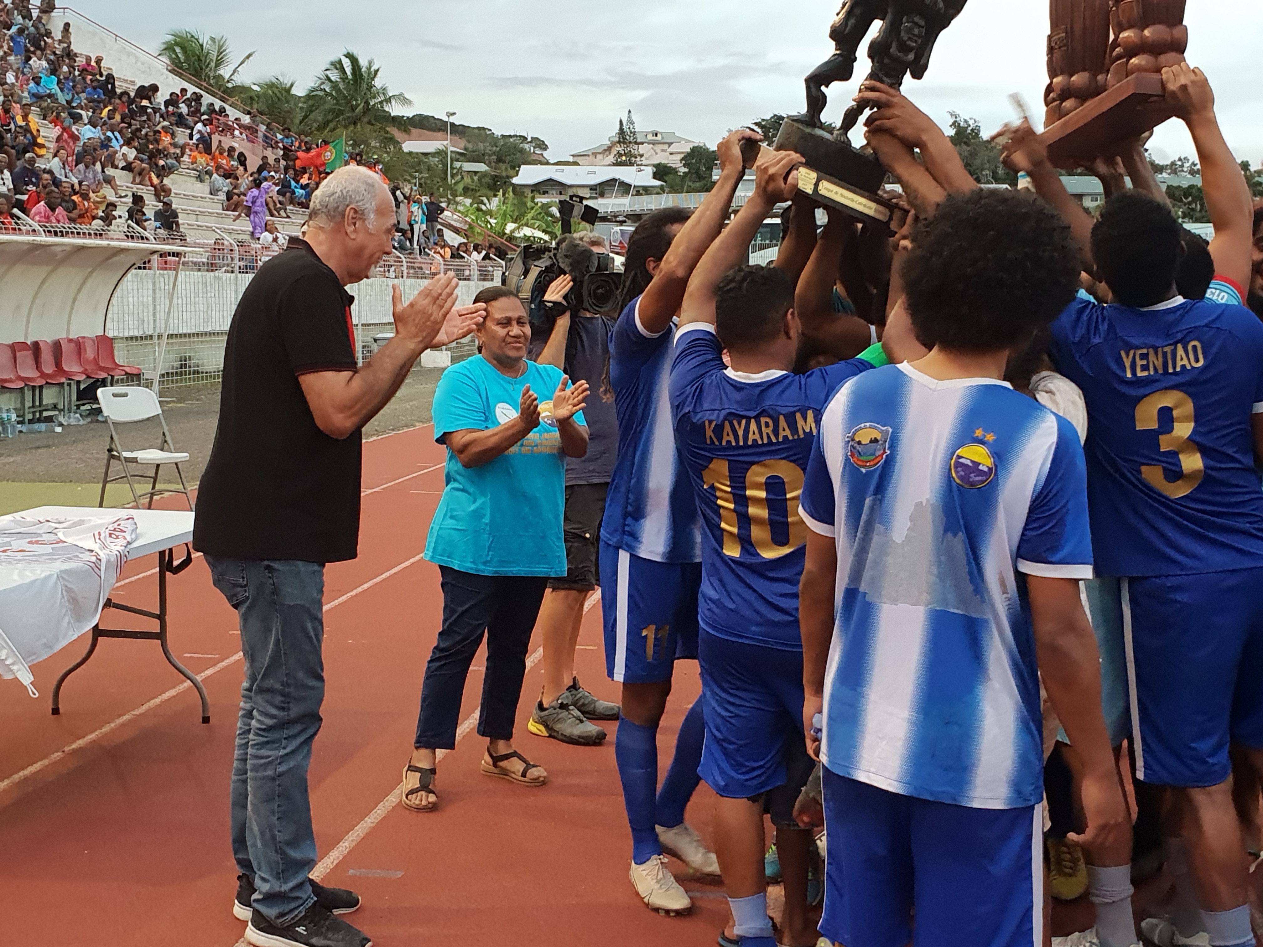 Le nouveau Président de la FCF Gilles TAVERGEUX (ici à gauche), a remis samedi le trophée de la COUPE de CALEDONIE 2020, aux côtés de Valentine EURISOUKE, membre du Gouvernement. Photo : FCF