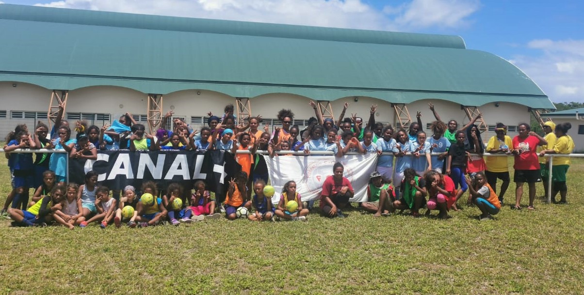 Le Festival a fait escale à Ouvéa samedi dernier, pour un beau moment de partage autours du ballon rond. Photo : FCF - C.Pelletier