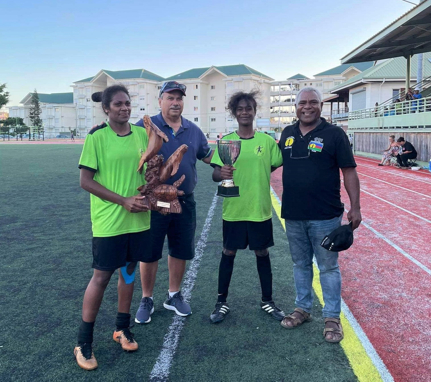 La capitaine du jour Sophie BUAMA (à gauche), et la buteuse Ashley GOWET (au centre) : l'ASAF a reçu son trophée des mains de Pierre FOREST (Directeur de la Jeunesse et des Sports) et d'André SELEFEN.