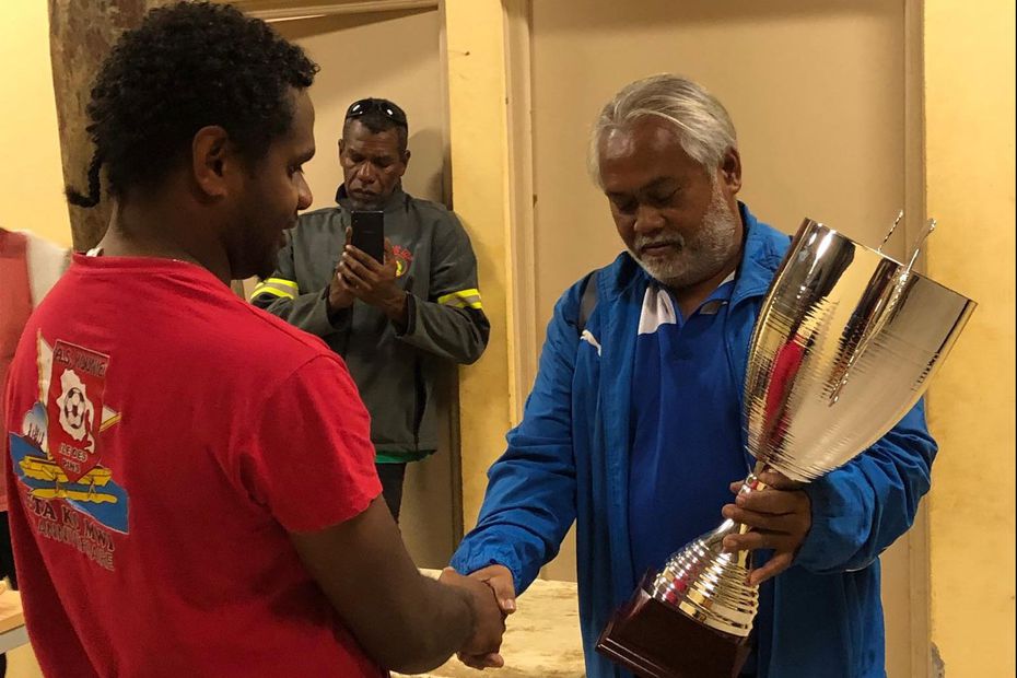 Joanes SUKEMI (à droite) repart pour 4 ans à la tête du Comité Provincial Sud de Football. Photo archive : Nc la 1ère