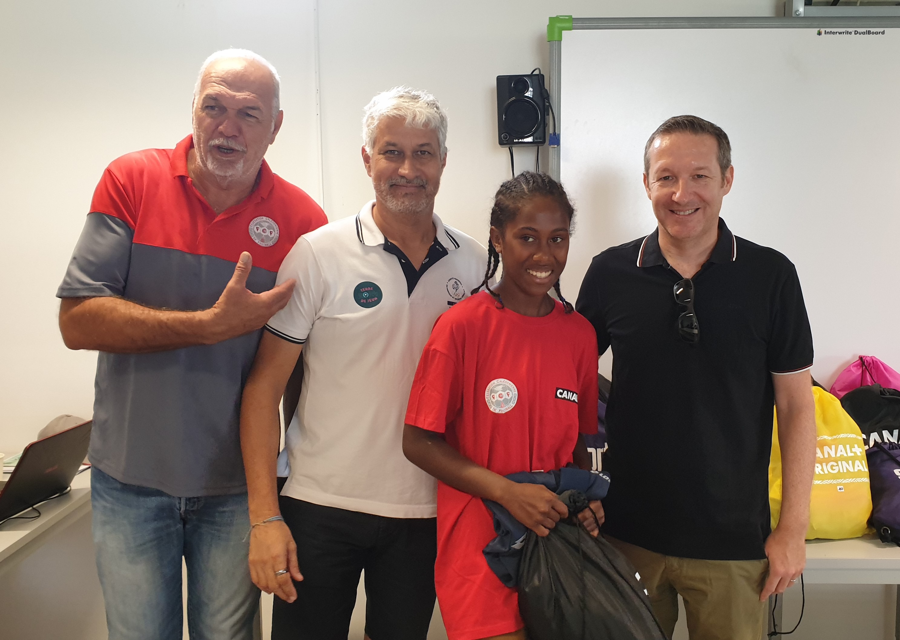 Chaque fille a reçu une dotation CANAL + ce dimanche, en présence du Président de la FCF - Gilles TAVERGEUX, du Président du CTOS - Christophe DABIN - et du Directeur de CANAL + CALEDONIE, Franck CARPENTIER. L'adjointe au Sport de la ville de Dumbéa, chargée de la coordination sportive de la politique sportive - Mme Sylvie TUIHANI - était également présente.