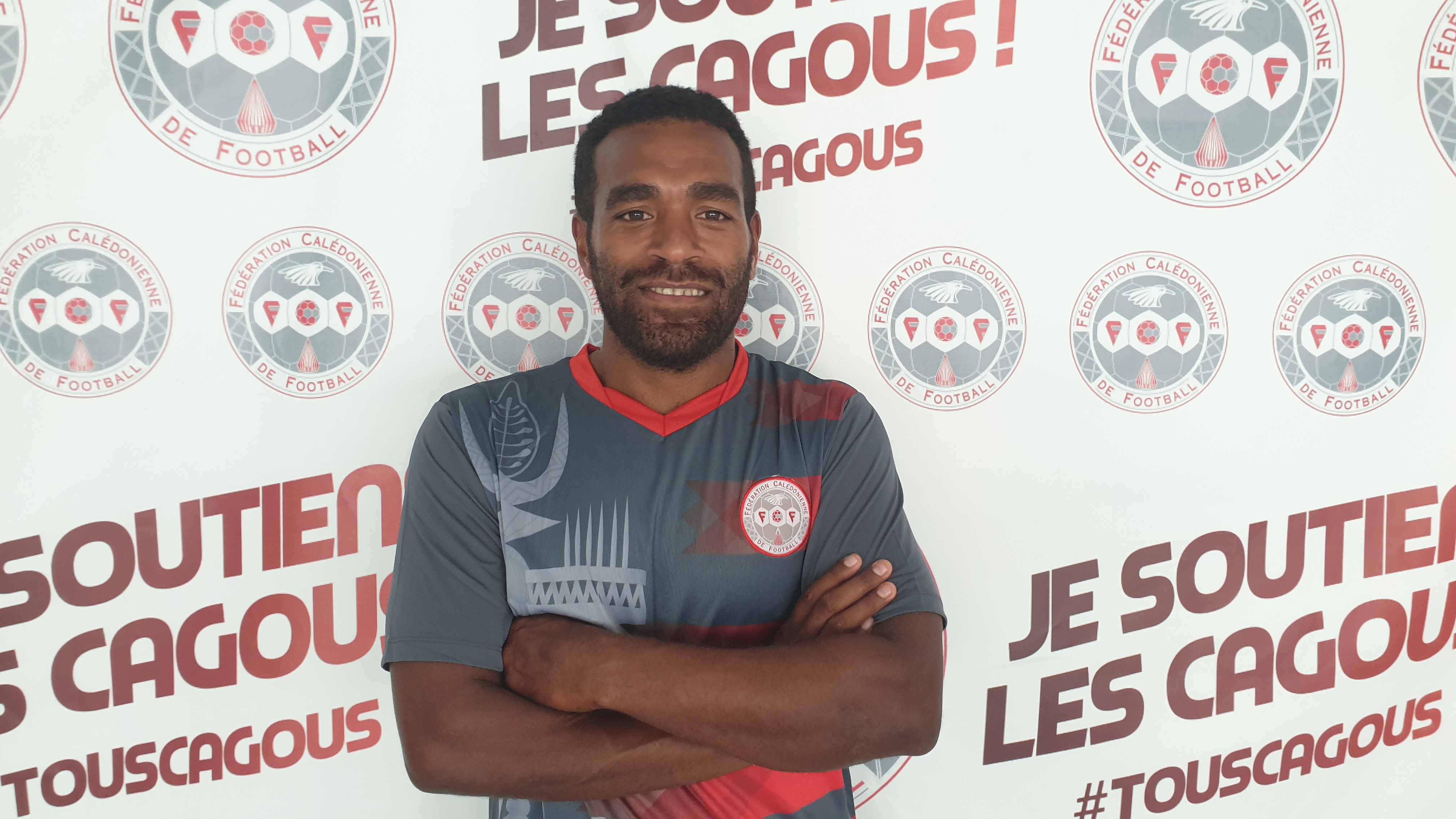 Maillot Gris de la Nouvelle-Calédonie, porté ici par Joël WAKANUMUNE