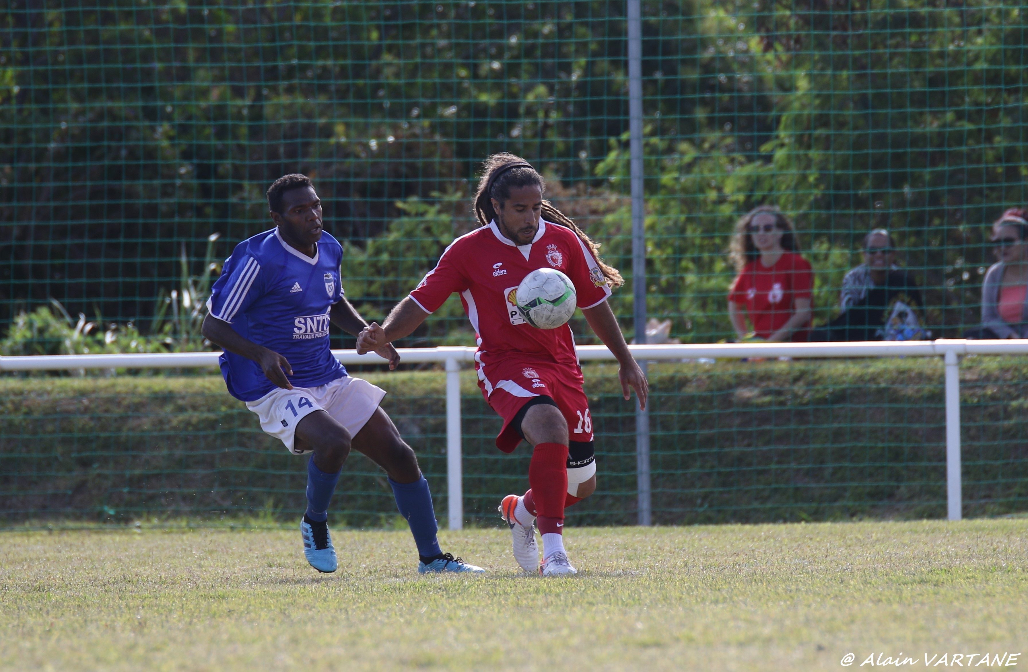 Crédit Photos : Alain VARTANE (la Js Baco et l'Olympique, ici lors de la Coupe de Calédonie 2020). La Super Ligue est attendue en avril, espérant une situation sanitaire revenue à la normale dans les semaines à venir.
