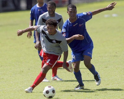 Miguel KAYARA, sous les couleurs de la Nouvelle-Calédonie. Il faisait partie de l'incroyable aventure des cagous à Honiara en 2012, avec une défaite malheureuse en finale contre Tahiti...Aux portes de la Coupe des Confédérations 2013 au Brésil.