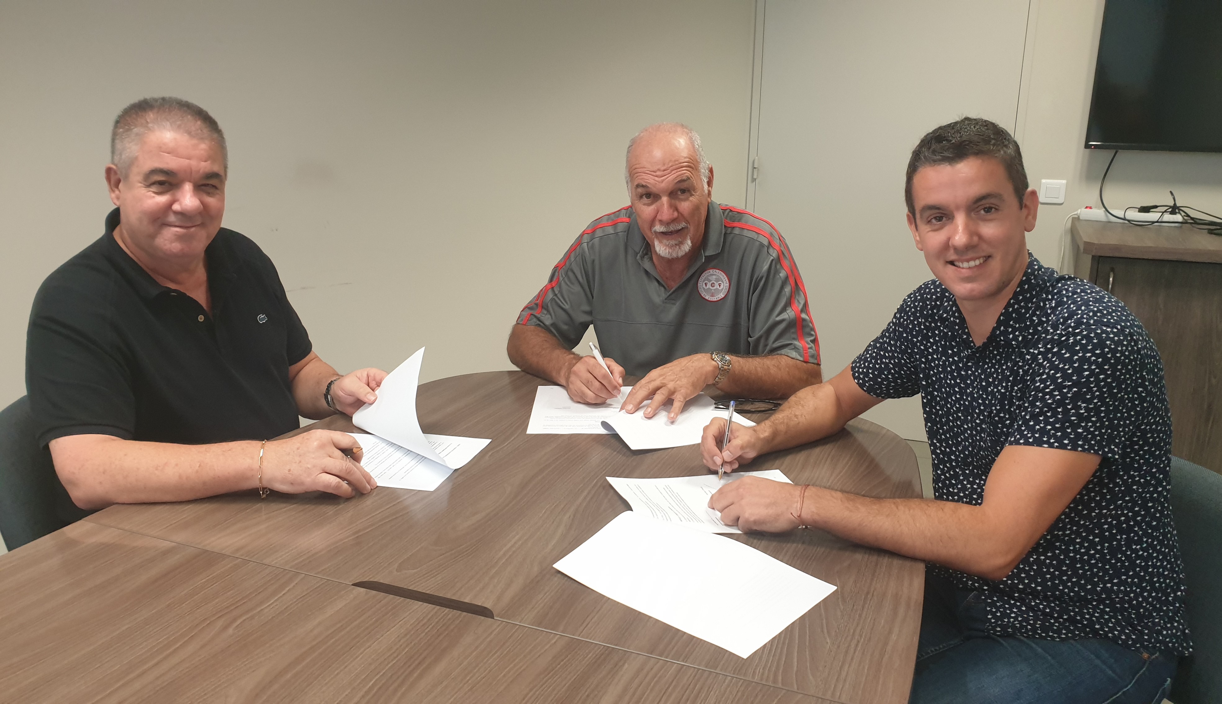 Jean-Marc et Jérôme ESPALIEU (à gauche et à droite), accompagné de Gilles TAVERGEUX (au centre), ont signé officiellement - ce jeudi - la convention associant KORAIL à la FCF.