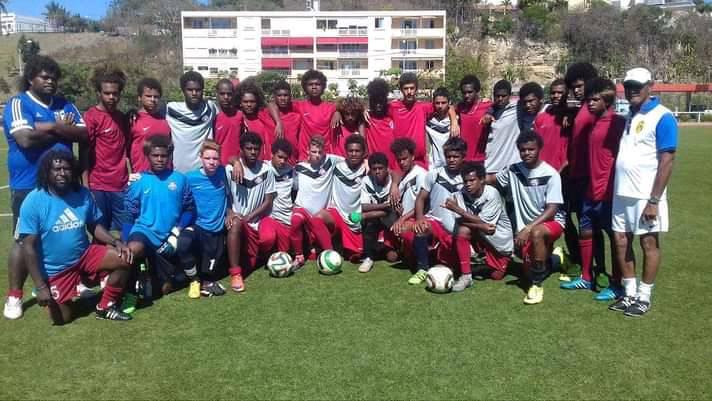 Michel CLARQUE (tout à droite), ici avec la Sélection U17 de Calédonie qui disputera le Mondial FIFA U17 - 2017, en Inde.