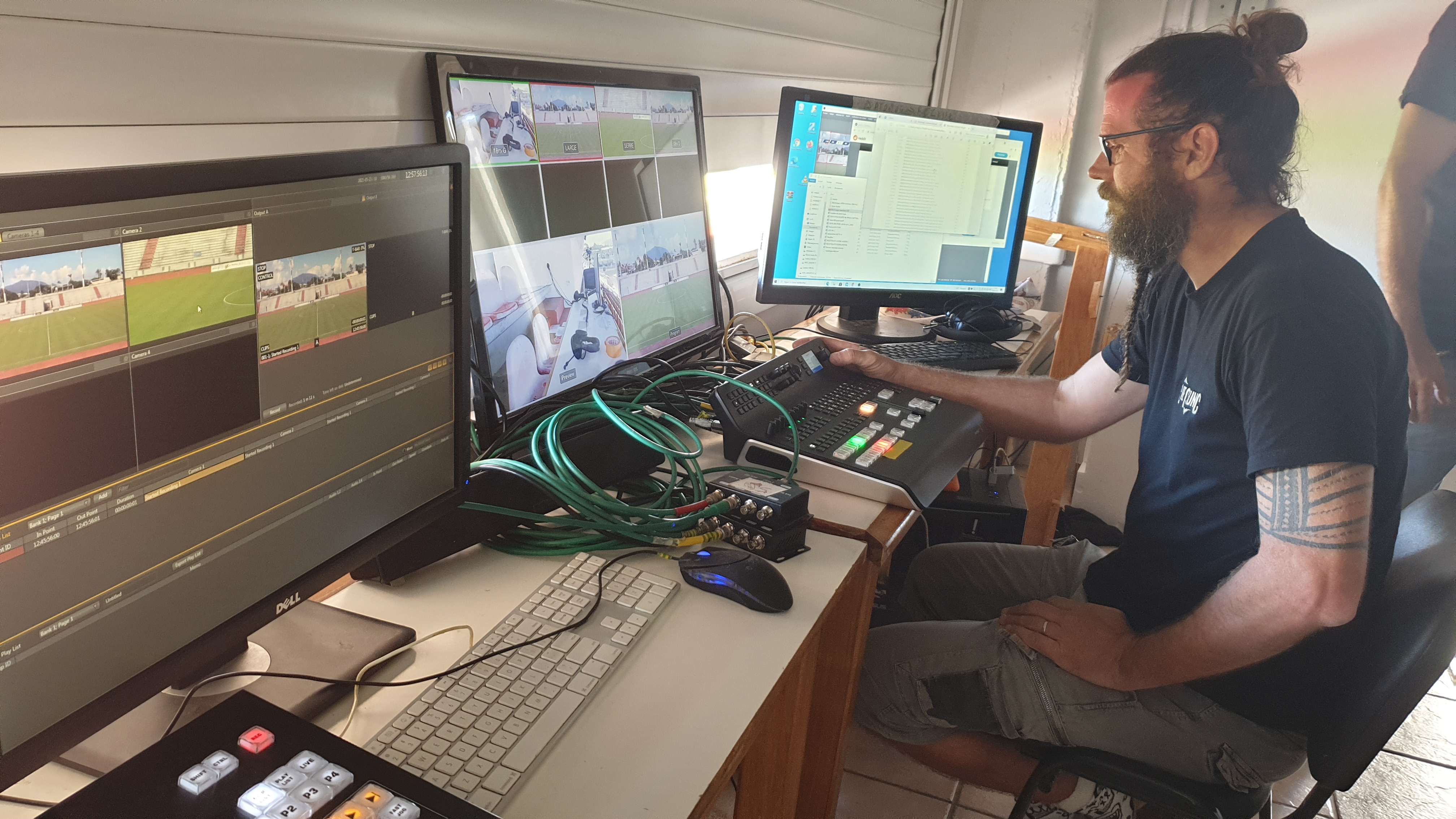 La régie mise en place pour les rencontres de Super Ligue en LIVE STREAMING : une production réalisée par NK PRODUCTION (ici à Numa Daly).