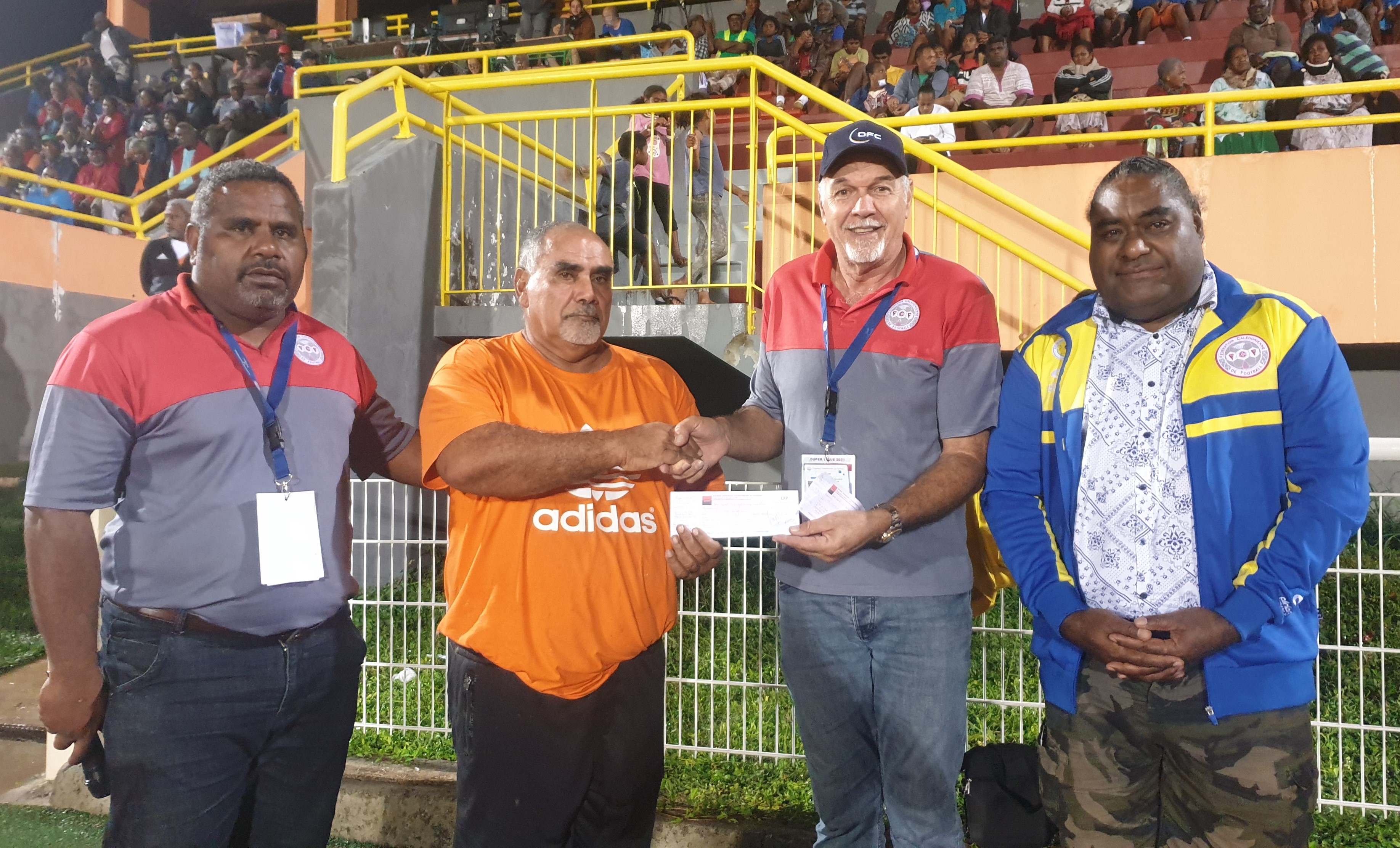 Marcel UNË (2ème Vice-Président de la FCF, à gauche), Gilles TAVERGEUX (Président la FCF, au centre à droite), et Christian LAWI (Président du Comité Iles), ont remis ce samedi au Stade Hnassé les fonds d'aide au club du SC NE DREHU, actuel 4ème de Super Ligue. Photo : FCF