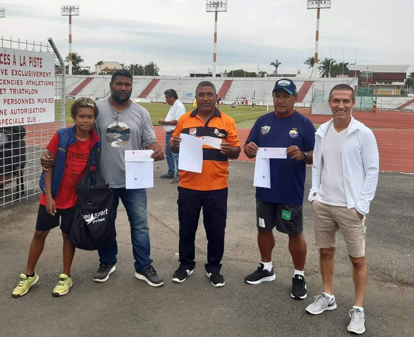 La remise faite à Numa Daly pour les clubs de Kunié, Lössi et Hienghène.
