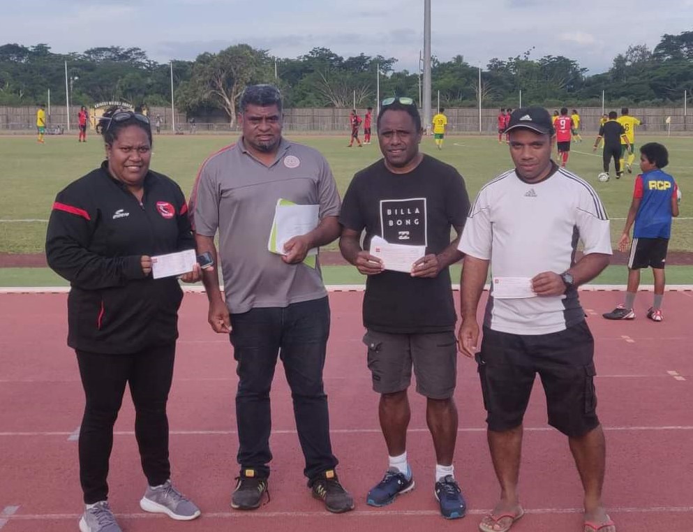 L'As Mont-Dore, l'As Wetr et la Js Baco ont reçu leur chèque des mains des Noam TEIN, 1er Vice-Président de la Fédération.