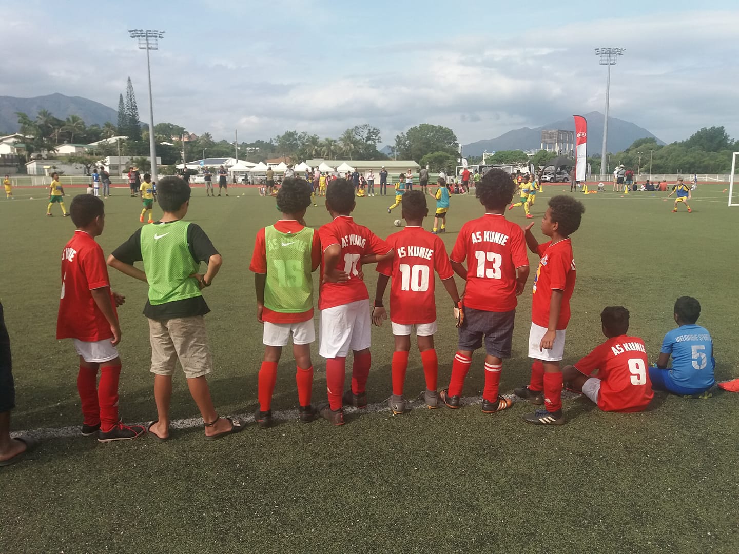 L'AS KUNIE, observateurs et supporters attentifs des autres rencontres entre leurs matchs joués durant toute la journée. Crédit Photo : Kia Kids Cup