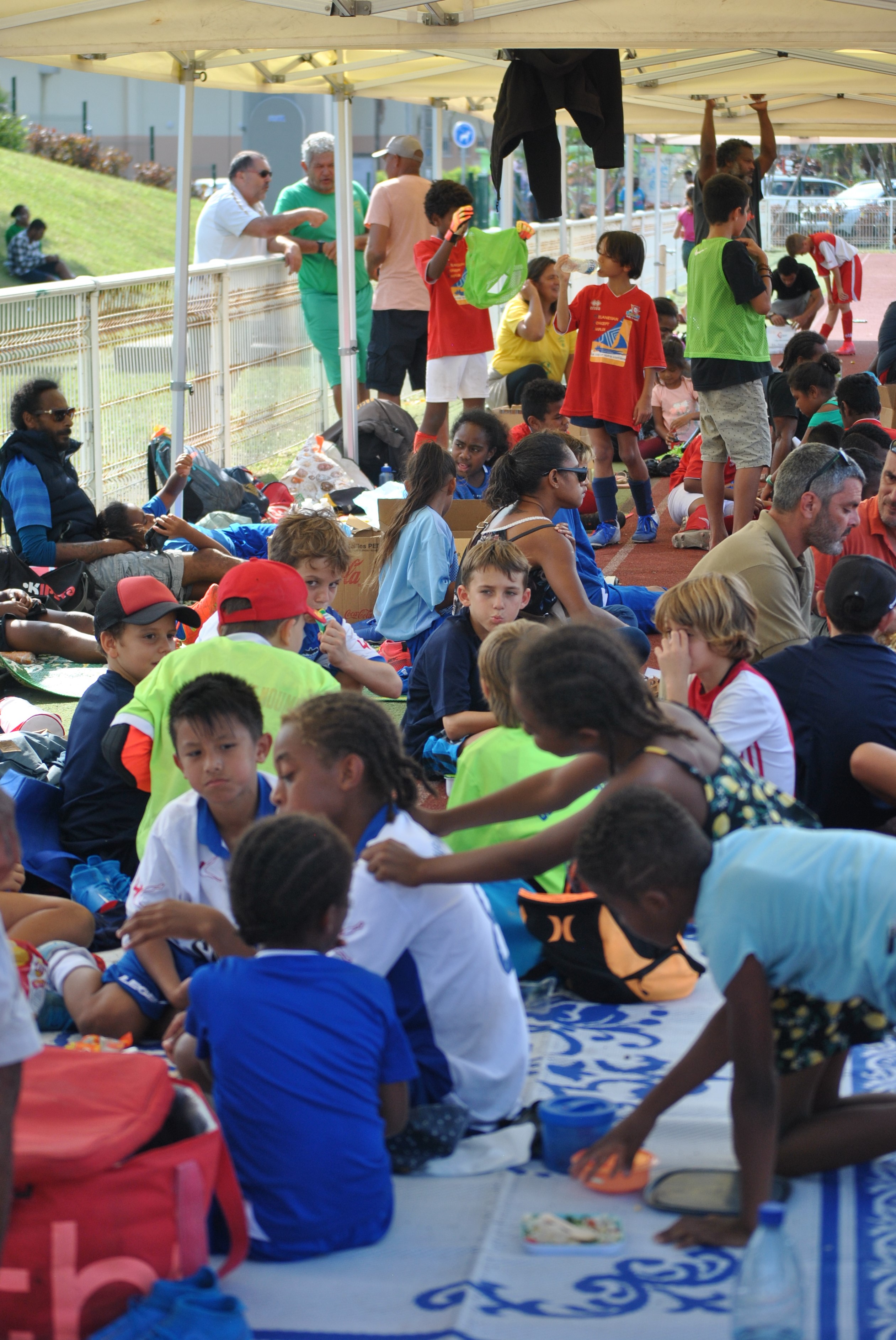 Le Stade Boéwa aura été animé ce samedi, entre les nombreux enfants et accompagnateurs présents dans l'enceinte sportive. Crédit Photo : Kia Kids Cup.